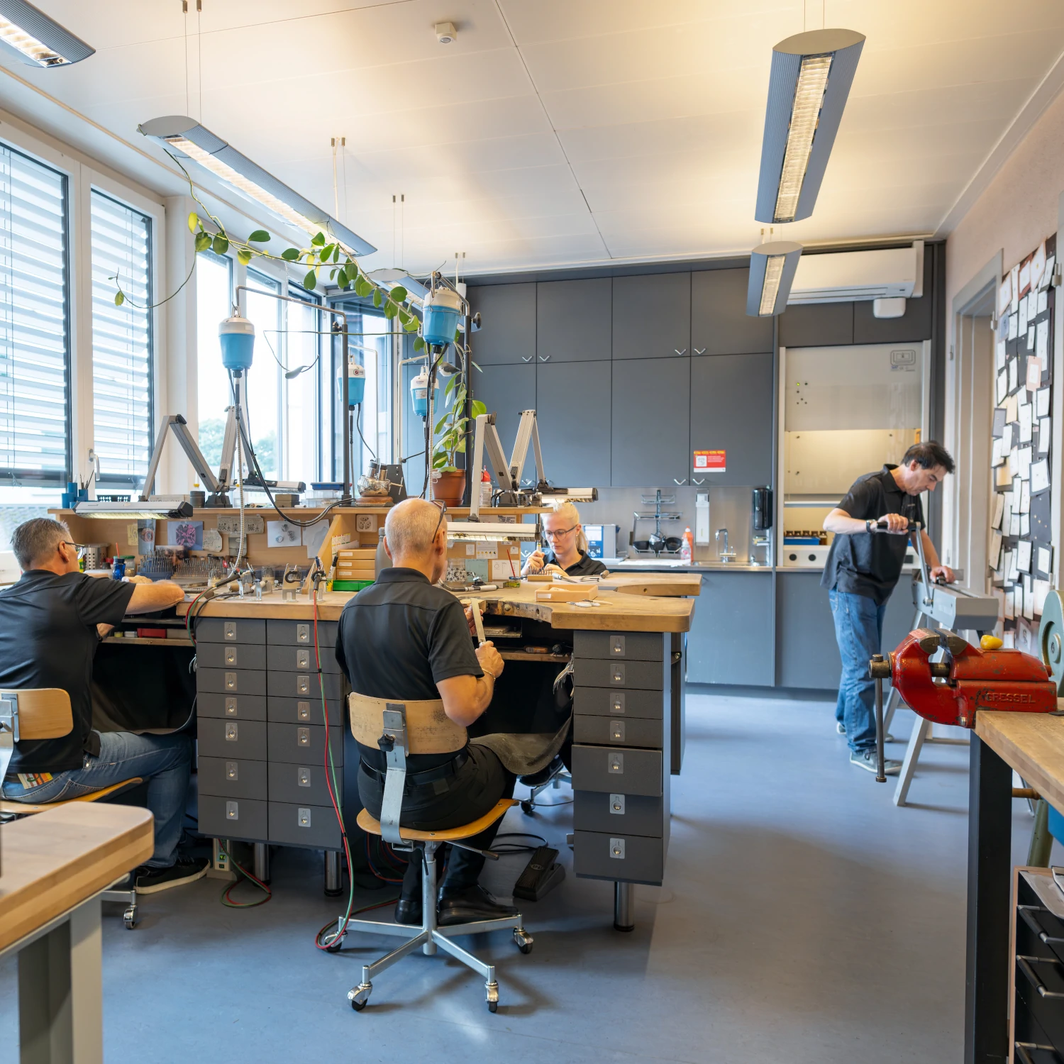 manufaktur_20 Helle Arbeitsplätze in der Goldschmiede Wipf in Wil.