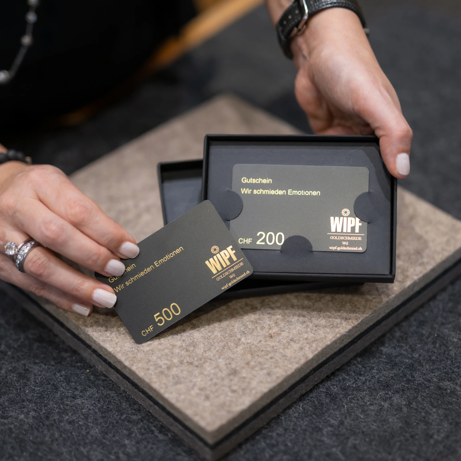 geschenk Geschenkkarten von Wipf Goldschmied in Wil.