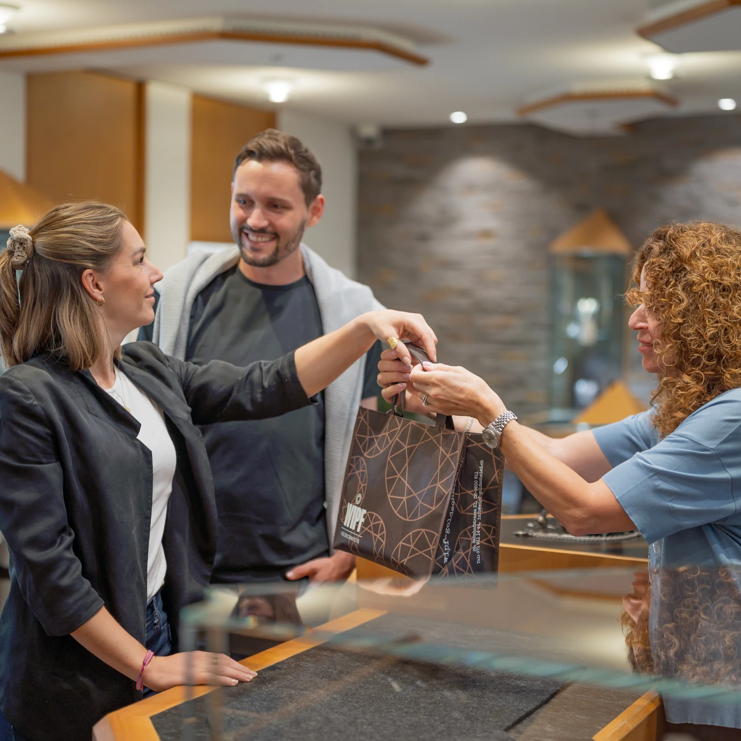 hochzeit_5 Übergabe der Eheringe bei Wipf Goldschmied in Wil.