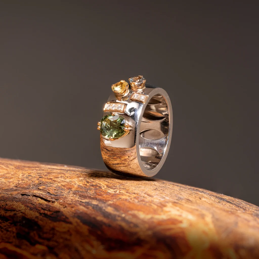 Designschmuck mit Farbsteinen und Brillanten aus der Goldschmiede Wipf in Wil.