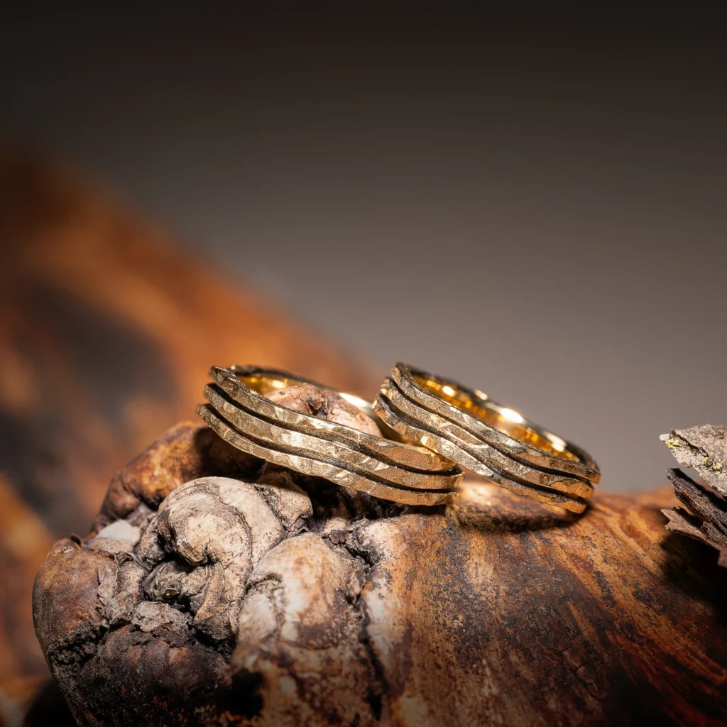 Trauringe mit individuellen Oberflächen aus der Goldschmiede Wipf in Wil.