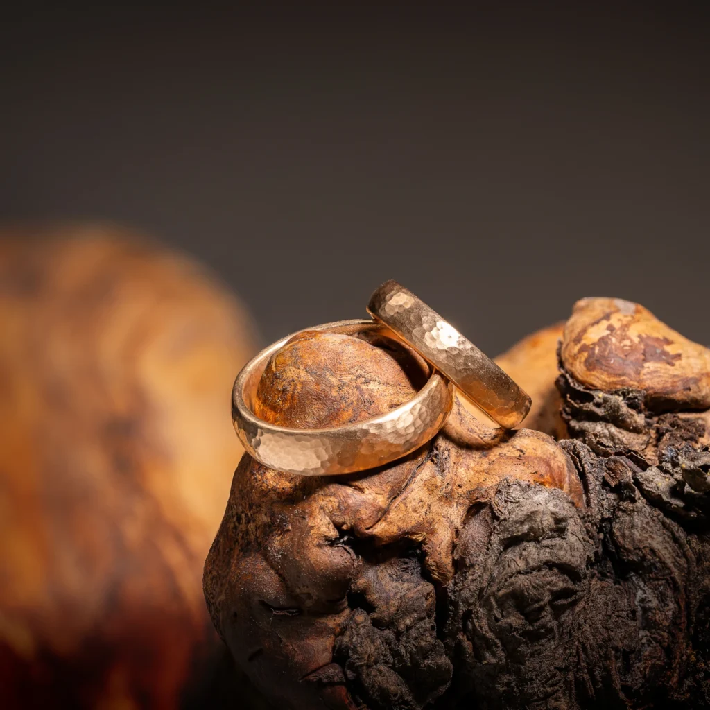 Trauringe mit speziellen, handwerklichen Oberflächen von Wipf Goldschmied in Wil.