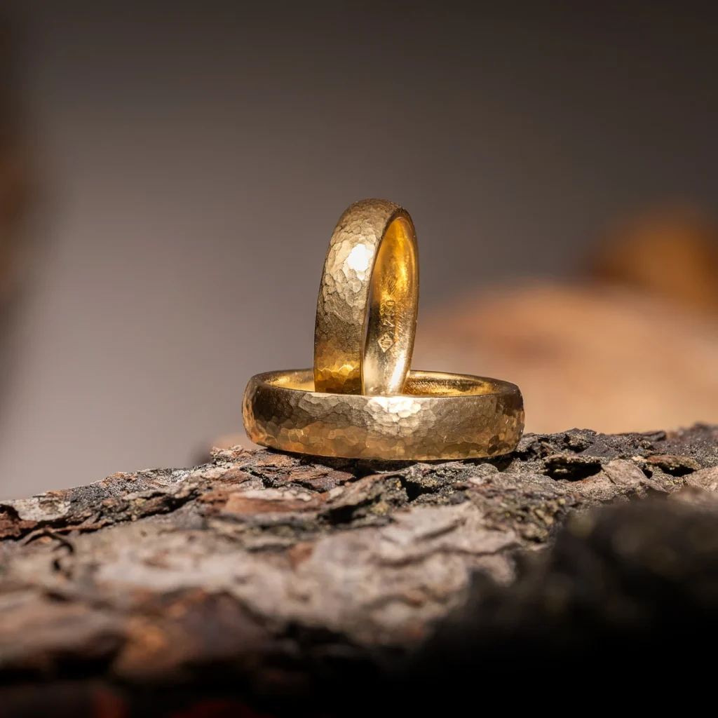 Trauringe mit speziellen, handwerklichen Oberflächen von Wipf Goldschmied in Wil.