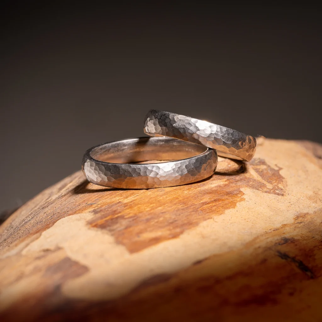 Eheringe mit Hammerschlag-Struktur aus der Schmuckmanufaktur Wipf in Wil.