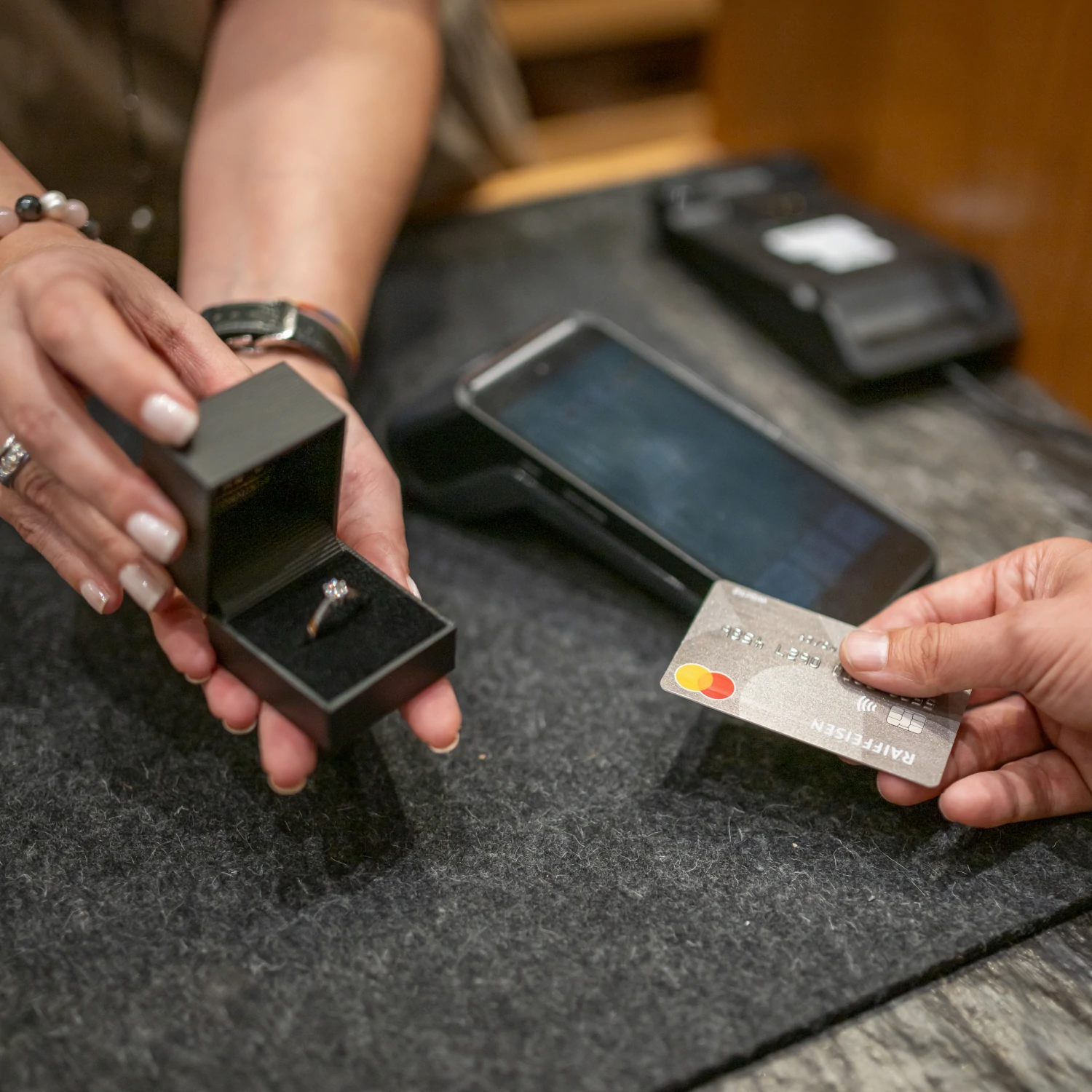 verlobung_24 Die Goldschmiede Wipf akzeptiert alle gängigen Zahlungsmittel.