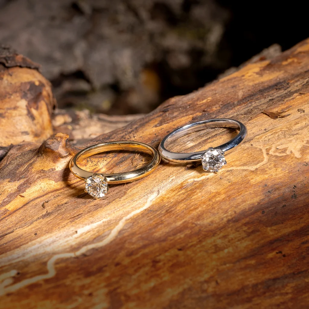 Antragsringe in unterschiedlichen Goldfarben bei Wipf Goldschmied in Wil.