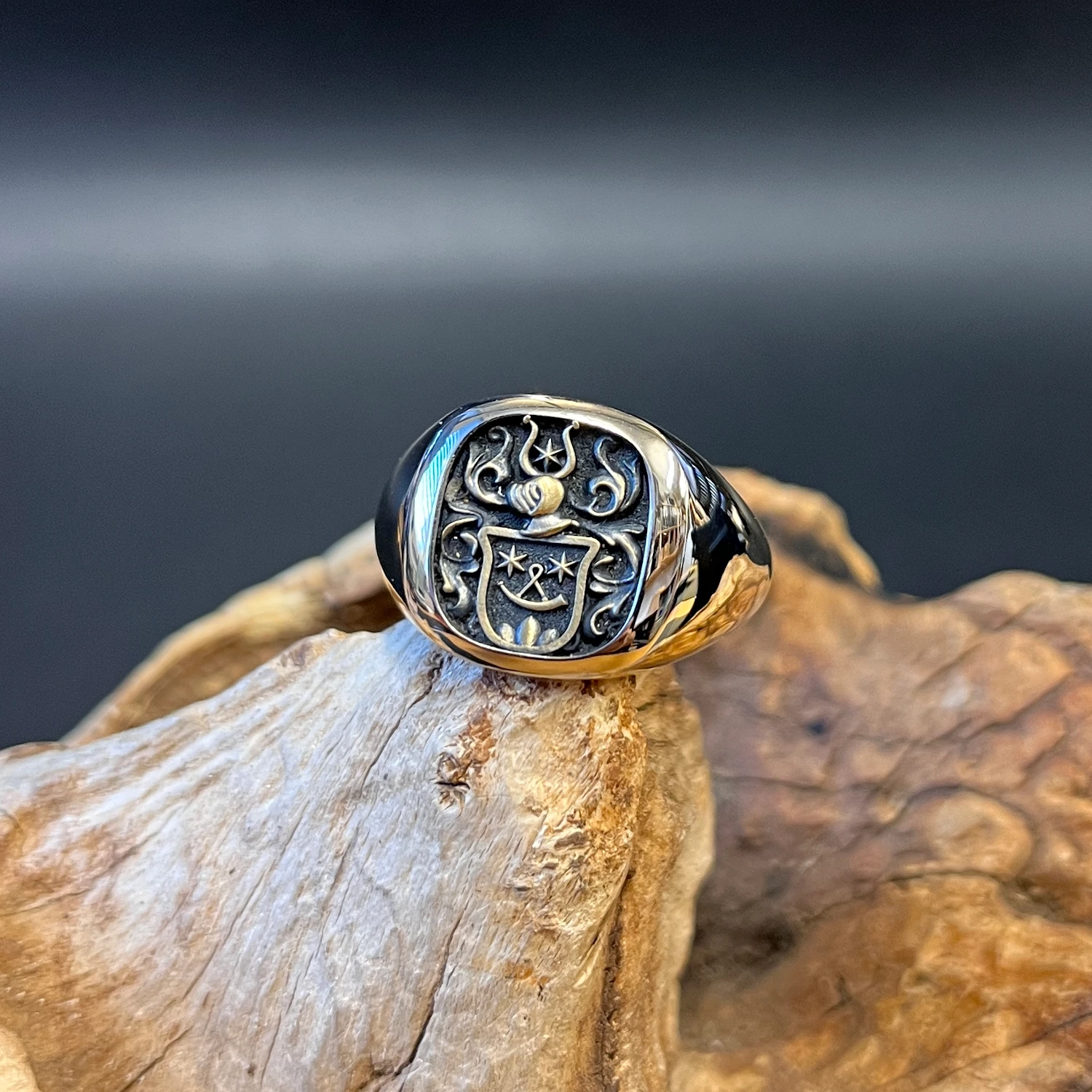 wappen_4 Wappenring mit individueller Helmzier aus der Goldschmiede Wipf in Wil.